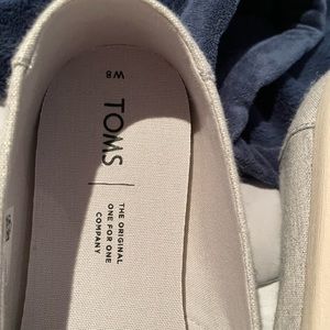New, no tags size 8 light gray Toms.